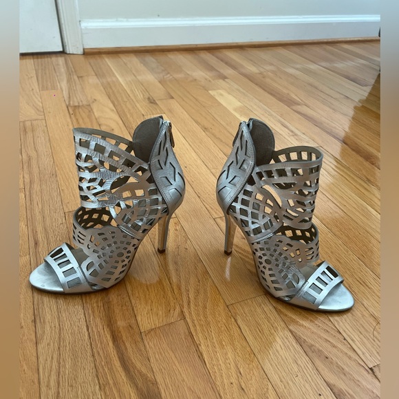 BCBG MAXAZRIA MAVEN LASER-CUT SANDAL SILVER IN SIZE 7.5 - Picture 6 of 13